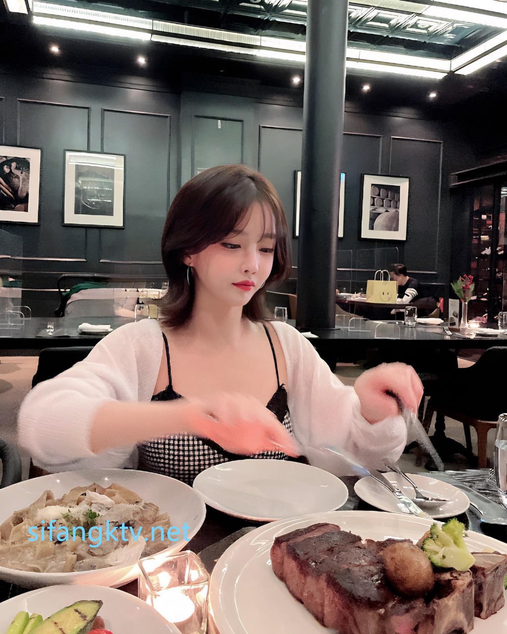 【2023-04-06】Getting more horny outside ❤️.m4v